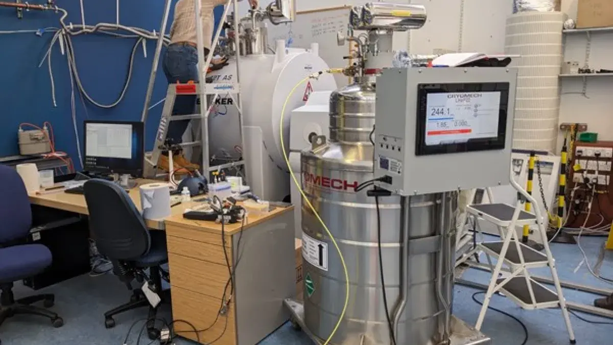 Filling a magnet with liquid helium in the Mass Spectrometry facility