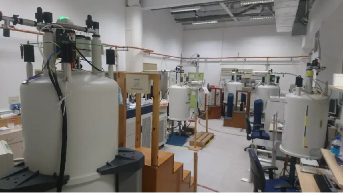 Open-access NMR lab in the School of Chemistry