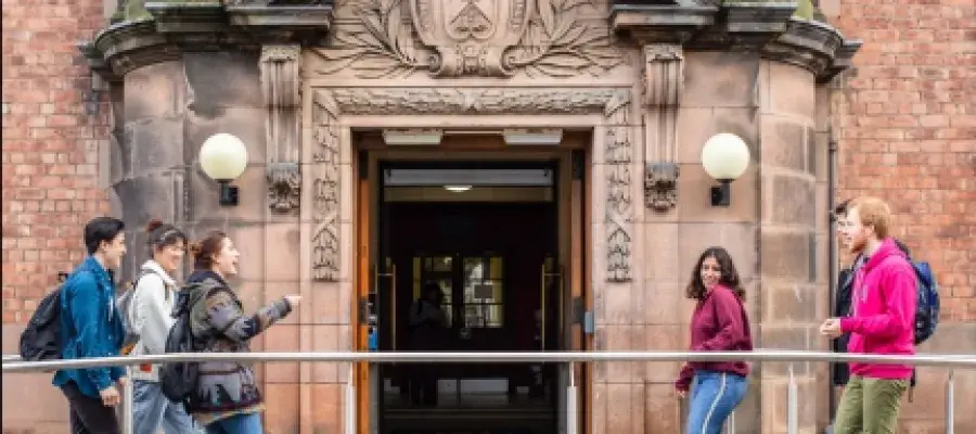 Students entering the Chemistry building