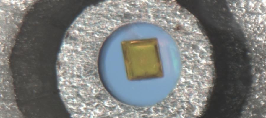 A diamond anvil cell